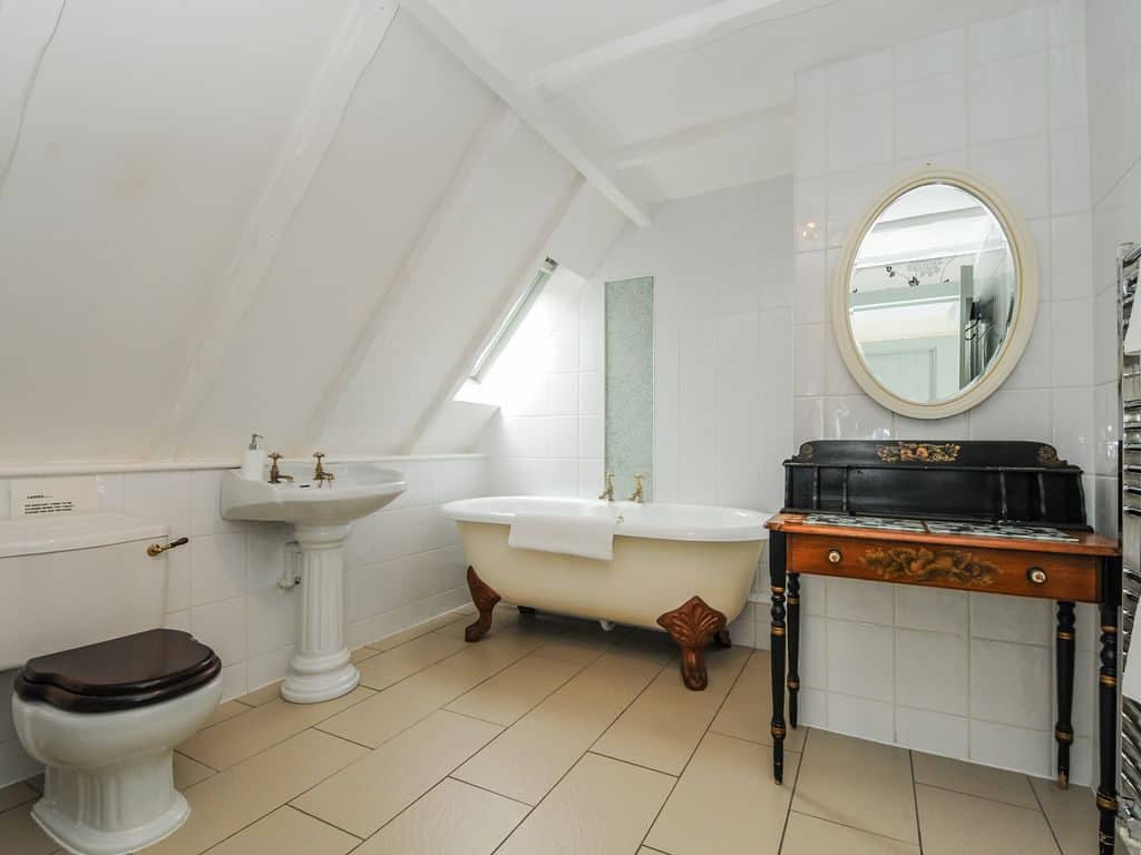 selsey-beach-house-upstairs-bathrooms-2